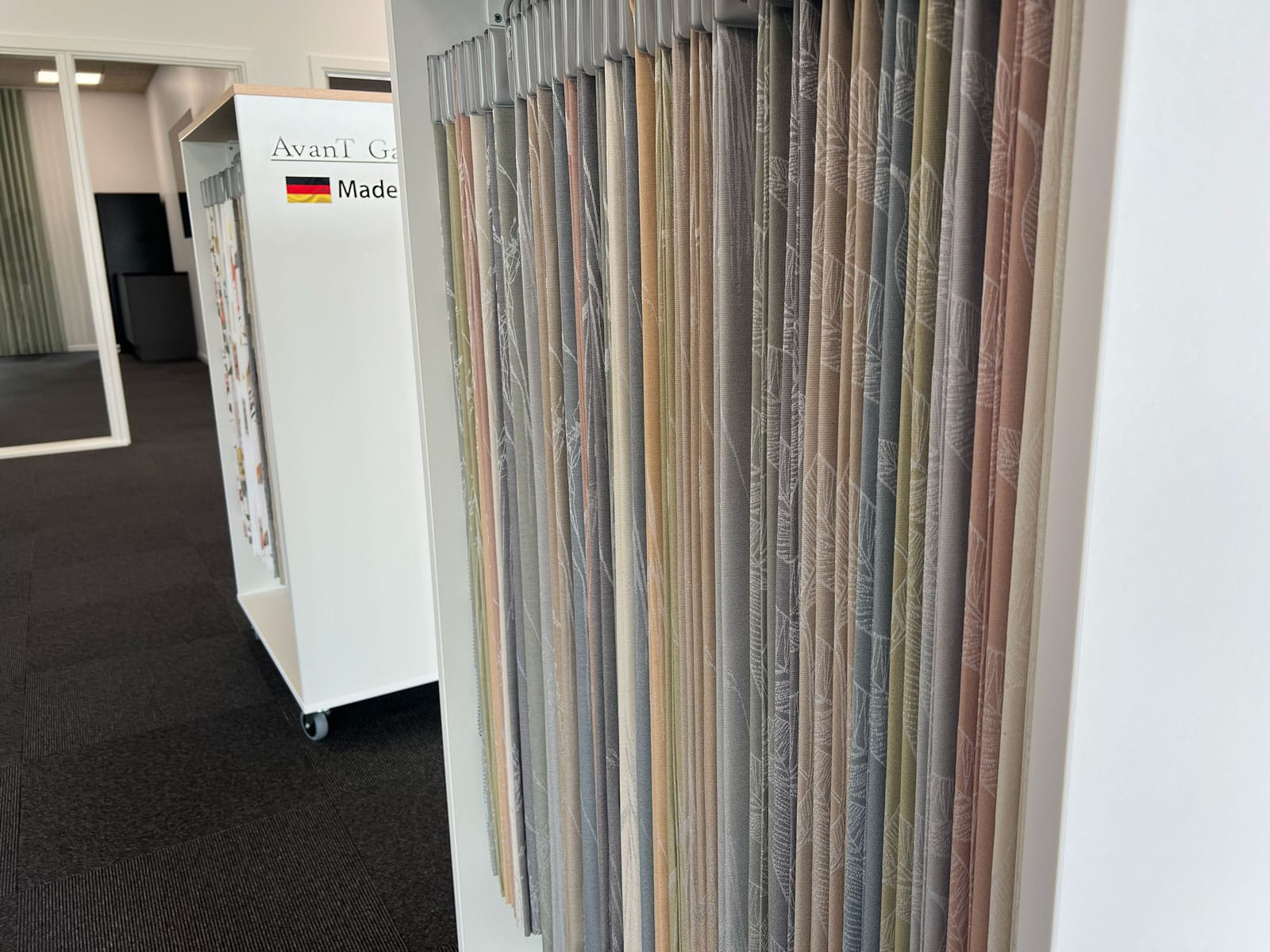 Stofprøver og gardinstænger i showroomet